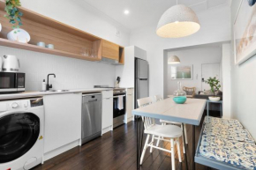 Chic 2BR Apartment with Artful Touches in Bondi, Sydney